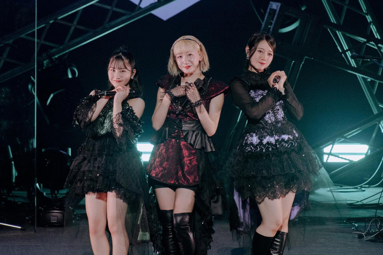 「つばきファクトリーBAND LIVE 2026 SPRING『IGNITION』」に登場したを開催した秋山眞緒（中央）。左は土居楓奏、右は谷本安美