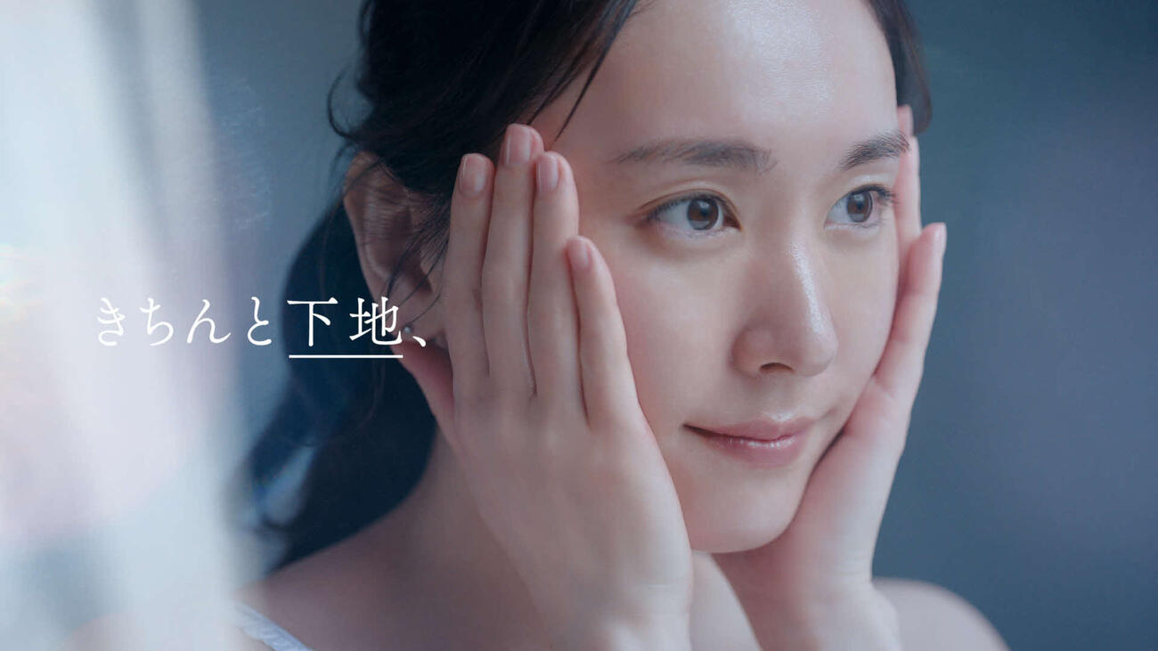 新垣結衣が出演する「雪肌精」新テレビCM「朝の多機能乳液」篇