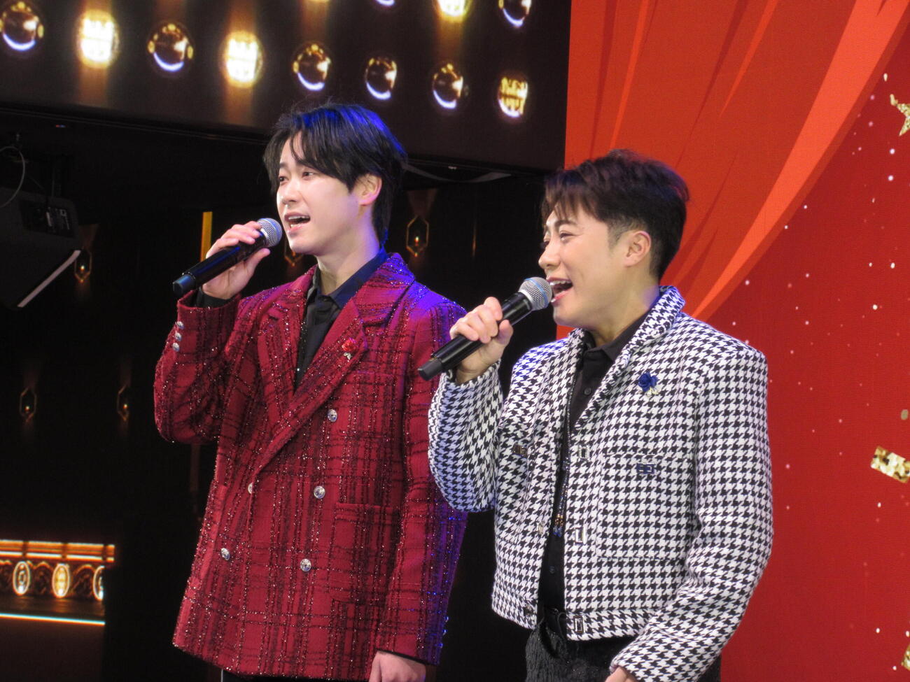 デビュー15周年記念ライブを行ったはやぶさ（左からヤマト、ヒカル）