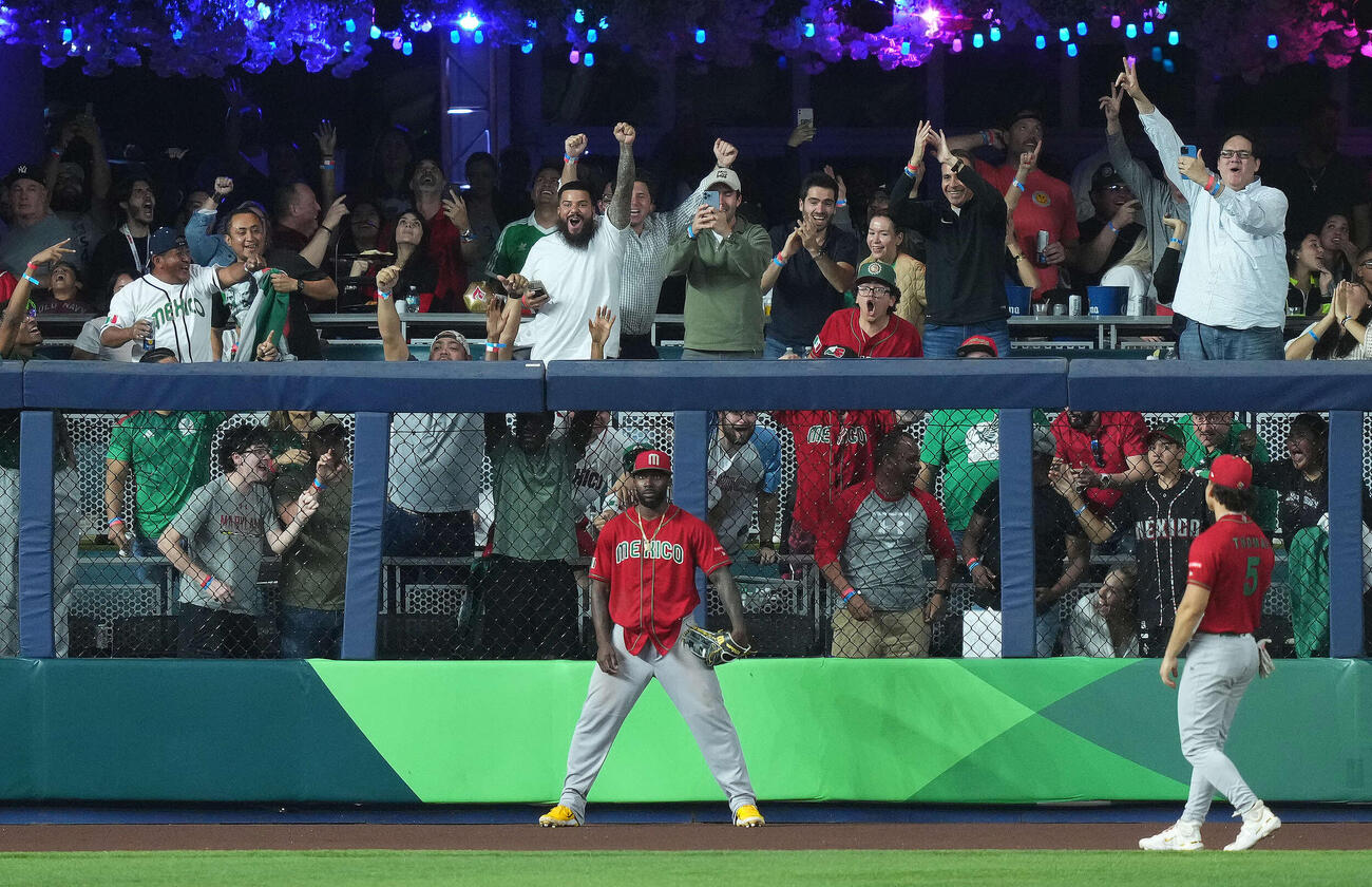2023年3月、WBC日本代表（侍ジャパン）準決勝　日本対メキシコ　5回裏日本無死、岡本和真の大飛球を好捕したメキシコの左翼手ランディ・アロザレーナはフェンスの前に仁王立ちする