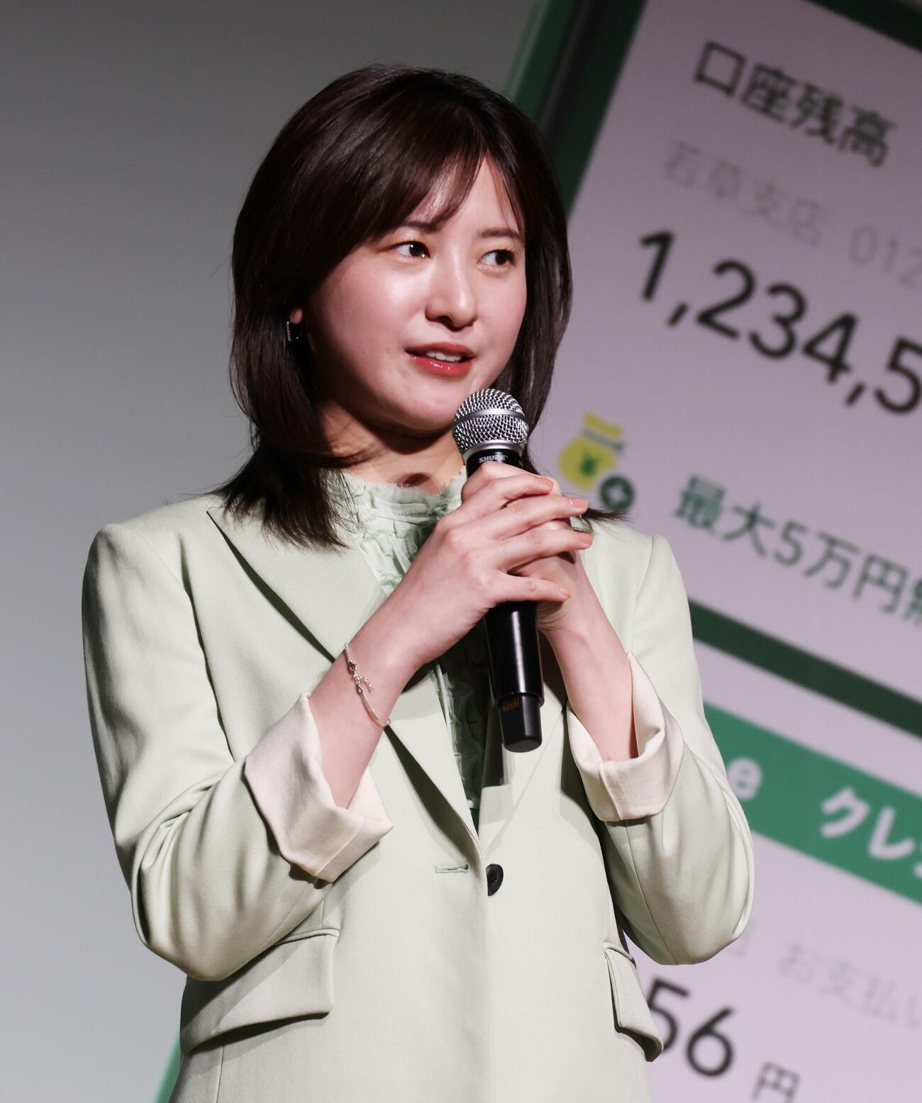 新CM発表会に参加した吉高由里子（撮影・中島郁夫）