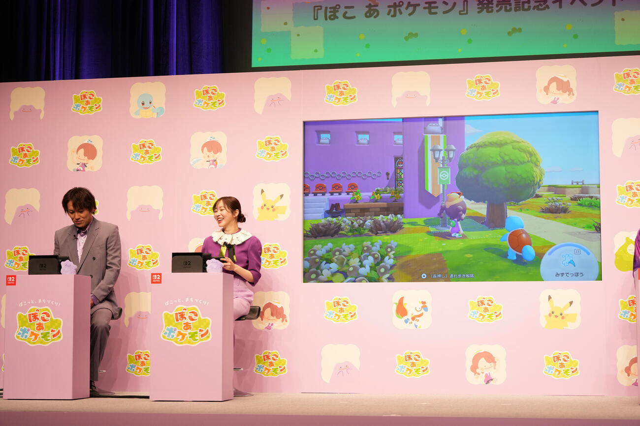 ゲームソフト『ぽこ　あ　ポケモン』発売記念イベントに臨む狩野英孝（左）と指原莉乃（撮影・小沢裕）