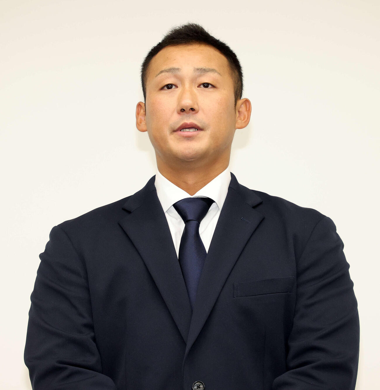 2021年、巨人への移籍会見に臨む中田氏