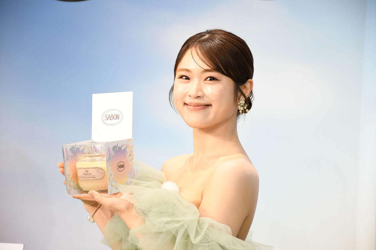 「SABON」POP UP SHOPの会見に出席した渋谷凪咲（撮影・阪口孝志）