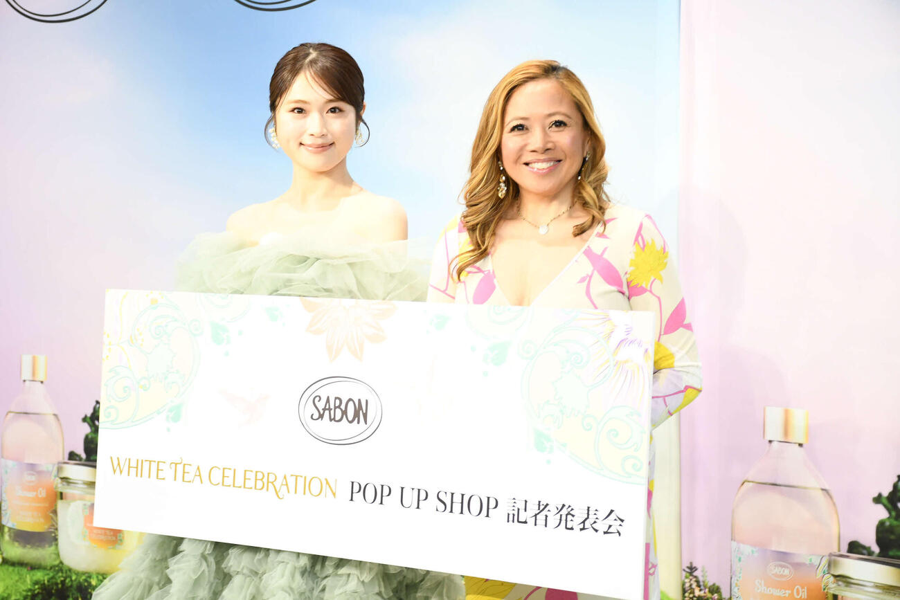 「SABON」POP UP SHOPの会見に出席した渋谷凪咲（左）とSABON Japanのティニオ・マリア・クリスティーナ・クエンカ代表取締役社長（撮影・阪口孝志）
