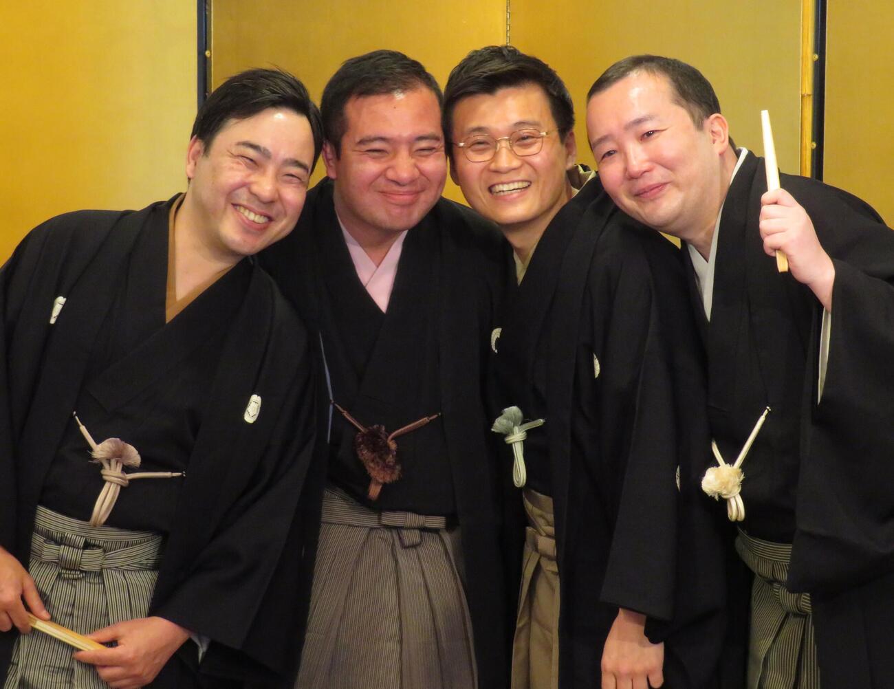 真打ちに昇進した、左から春風亭昇吾、桂竹千代、三代目雷門五郎、昔昔亭喜太郎