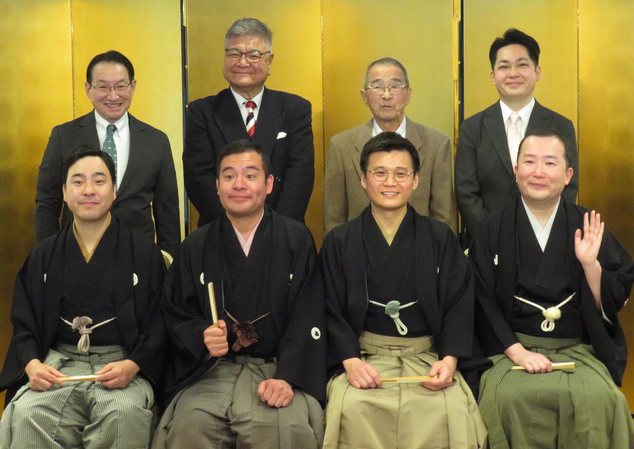 前列左から春風亭昇吾、桂竹千代、三代目雷門五郎、昔昔亭喜太郎、後列左から春風亭昇太、桂竹丸、雷門助六、昔昔亭慎太郎