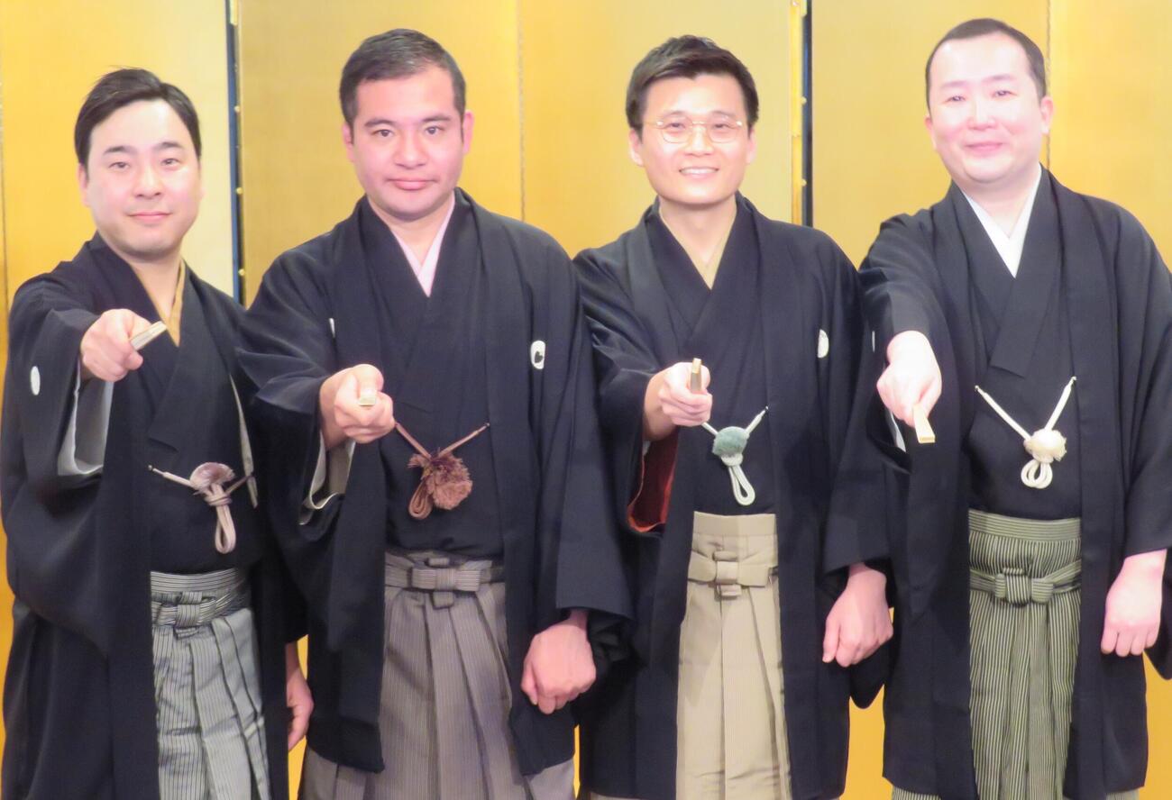真打ちに昇進した、左から春風亭昇吾、桂竹千代、三代目雷門五郎、昔昔亭喜太郎