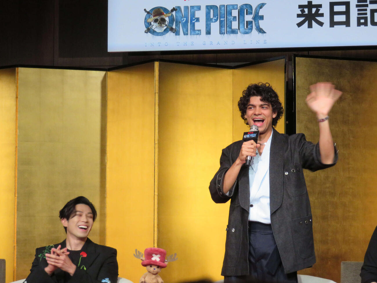 Netflixシリーズ実写版「ONE PIECE」シーズン2来日記者会見に出席した新田真剣佑（左）とイニャキ・ゴドイ（撮影・村上幸将）