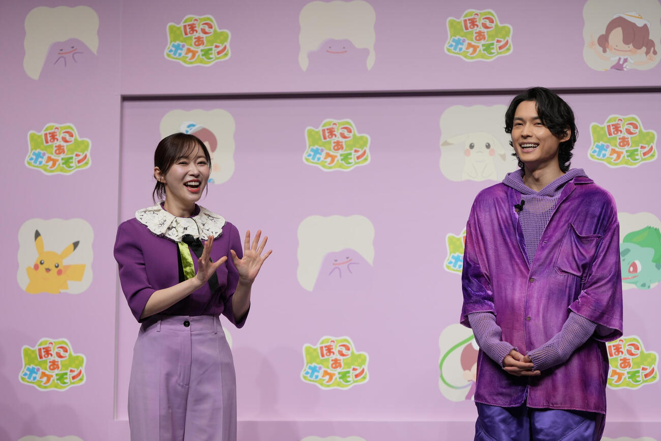 ゲームソフト『ぽこ　あ　ポケモン』発売記念イベントに臨む指原莉乃（左）と松村北斗（撮影・小沢裕）