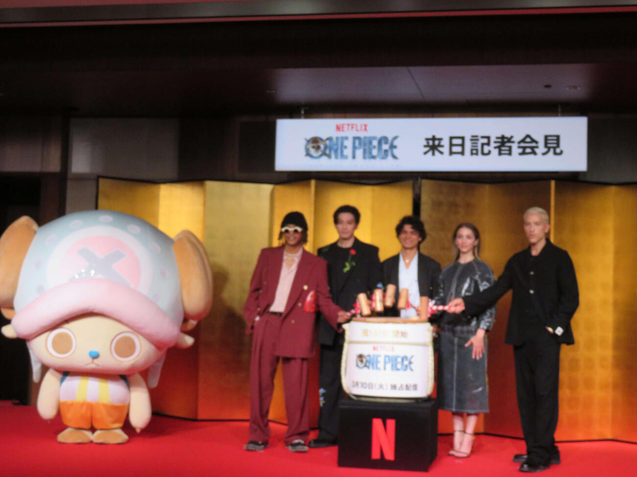 Netflixシリーズ「ONE PIECE」シーズン2来日記者会見に出席した、左からジェイコブ・ロメロ、新田真剣佑、イニャキ・ゴドイ、エミリー・ラッド、タズ・スカイラー（撮影・村上幸将）