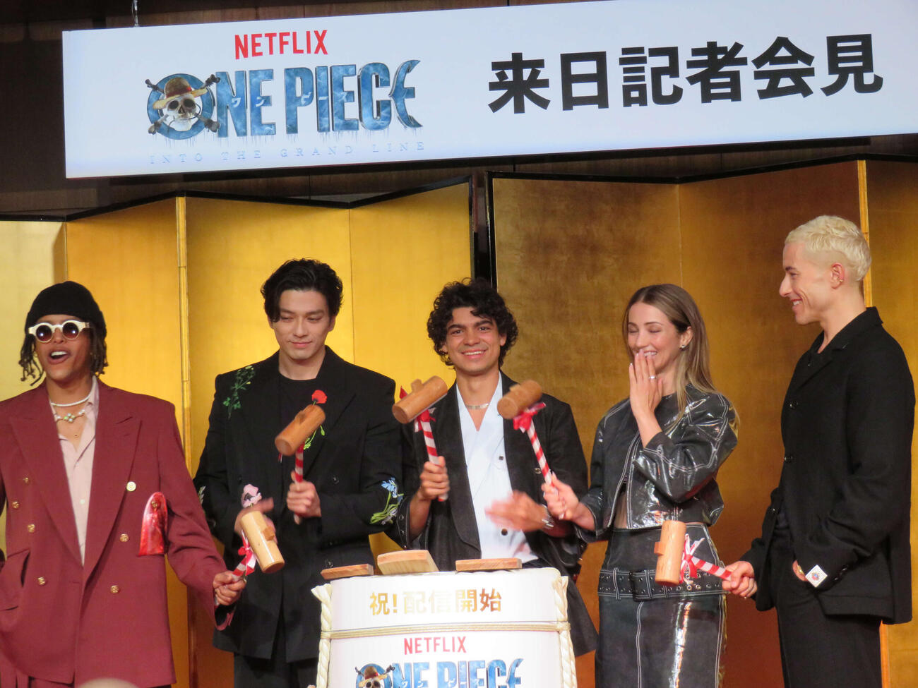 Netflixシリーズ「ONE PIECE」シーズン2来日記者会見で鏡開きをした、左からジェイコブ・ロメロ、新田真剣佑、イニャキ・ゴドイ、エミリー・ラッド、タズ・スカイラー（撮影・村上幸将）