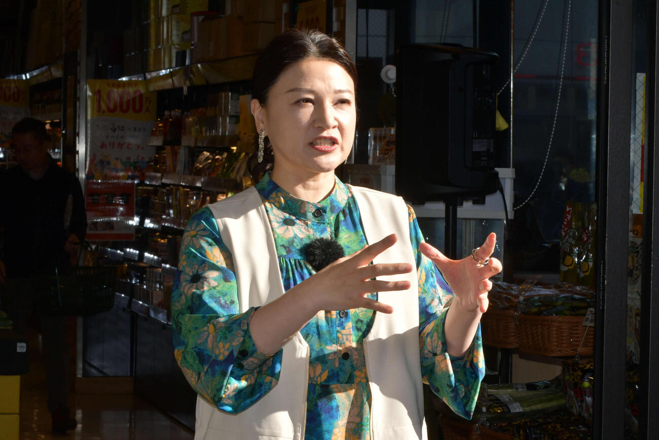 高知県アンテナショップ「まるごと高知」で故郷への熱い思いを語る同県観光特使の島崎和歌子