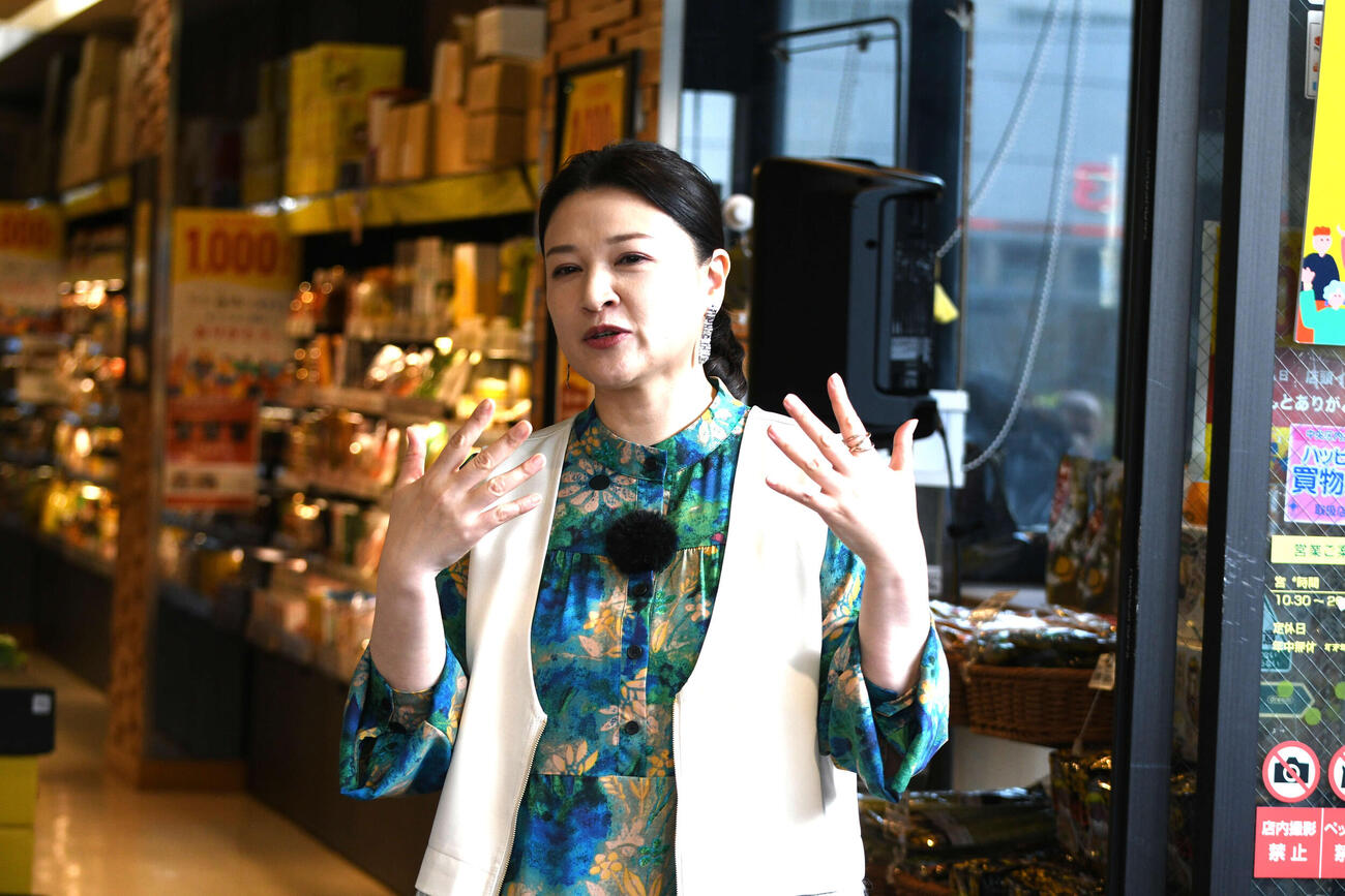 高知県アンテナショップ「まるごと高知」で故郷への熱い思いを語る同県観光特使の島崎和歌子