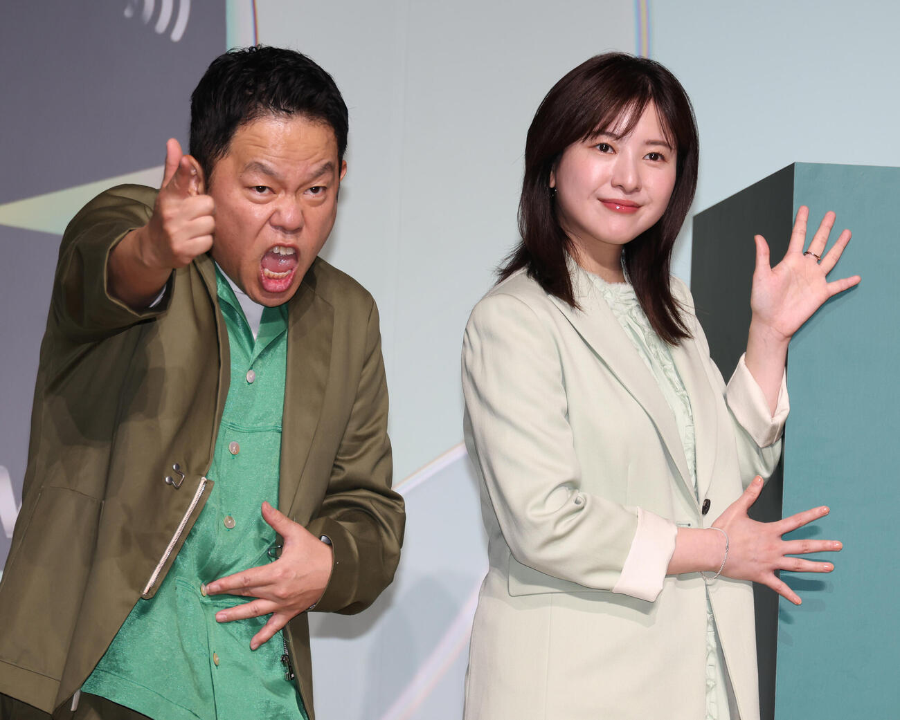 新CM発表会を行った津田篤宏（左）と吉高由里子（撮影・中島郁夫）