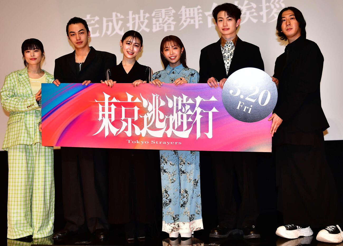 映画「東京逃避行」完成披露舞台あいさつに出席した、左からさとうほなみ、高橋侃、池田朱那、寺本莉緒、綱啓永、秋葉恋監督（撮影・松尾幸之介）