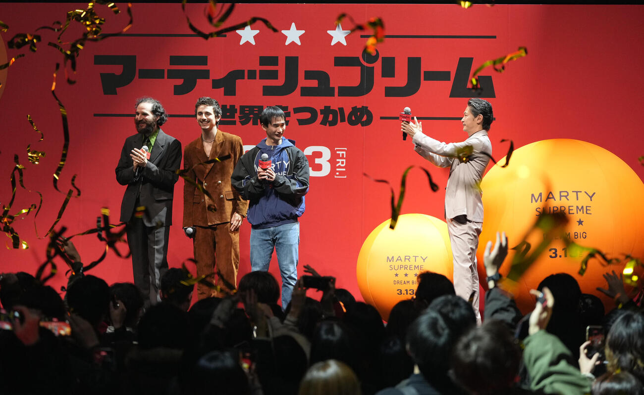 映画「マーティ・シュプリーム　世界をつかめ」ジャパンプレミアイベントに臨む、左からジョシュ・サフディ監督、ティモシー・シャラメ、川口功人、スペシャルゲストの窪塚洋介（撮影・小沢裕）