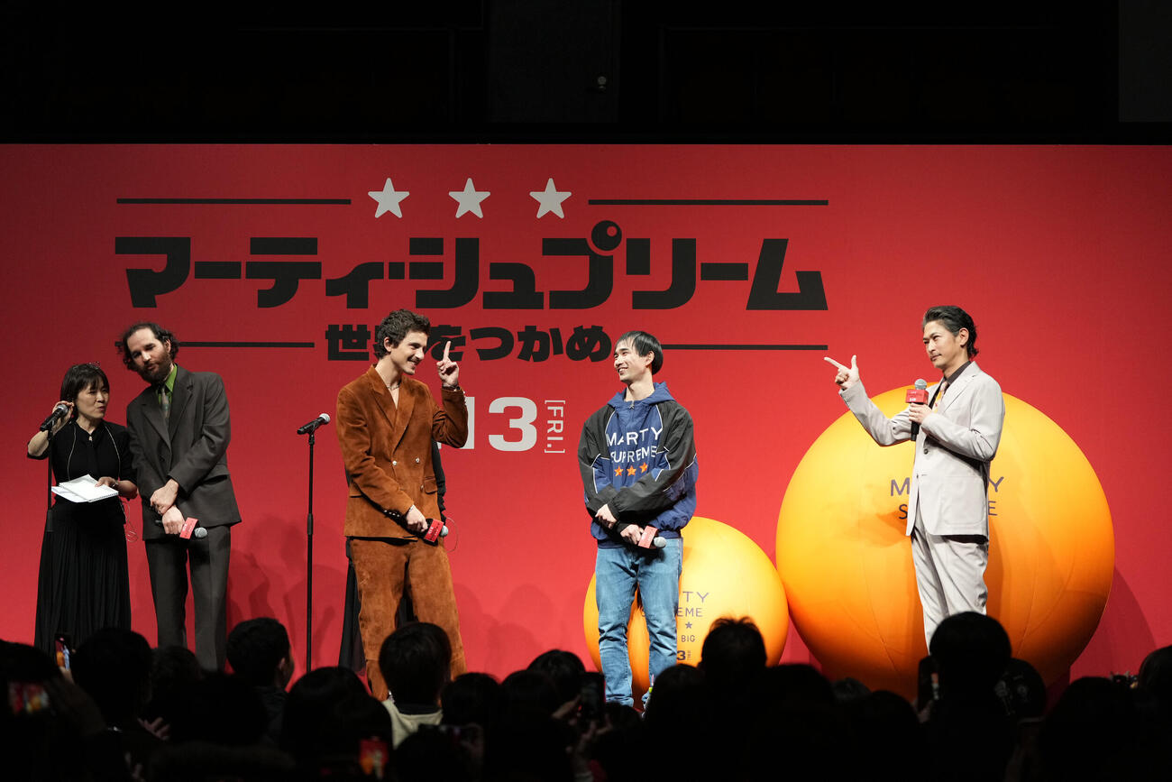 映画「マーティ・シュプリーム　世界をつかめ」ジャパンプレミアイベントに臨む、左からジョシュ・サフディ監督、ティモシー・シャラメ、川口功人、スペシャルゲストの窪塚洋介＝2026年3月5日