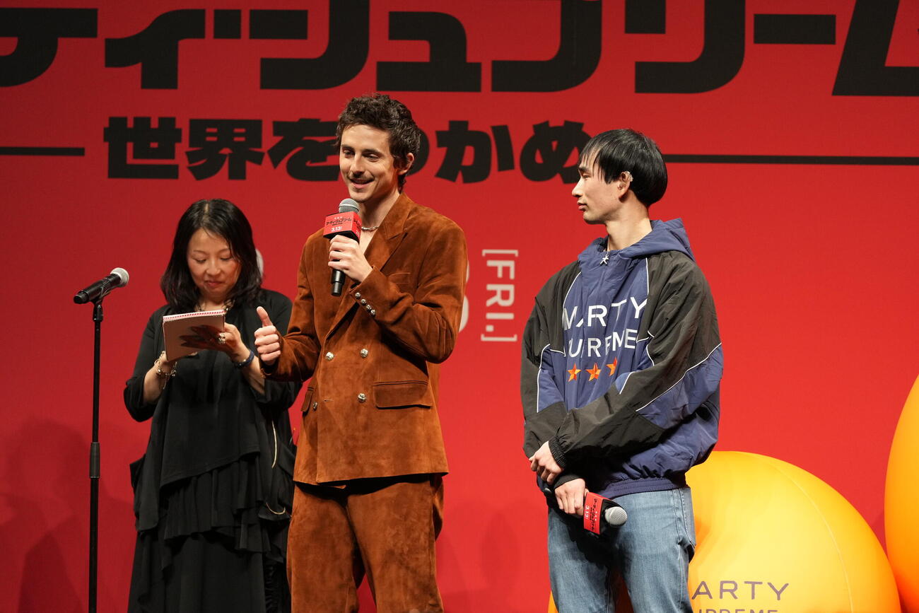 映画「マーティ・シュプリーム　世界をつかめ」ジャパンプレミアイベントに臨むティモシー・シャラメ。右は川口功人（撮影・小沢裕）