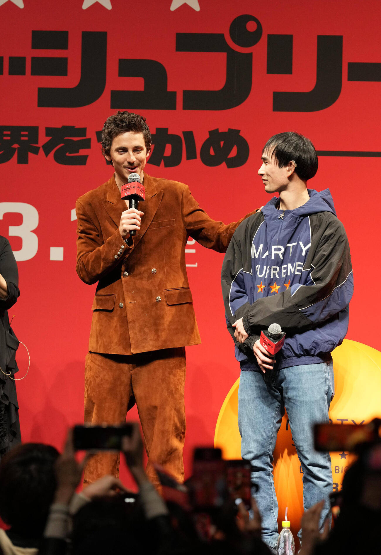 映画「マーティ・シュプリーム　世界をつかめ」ジャパンプレミアイベントに臨むティモシー・シャラメ。右は川口功人（撮影・小沢裕）
