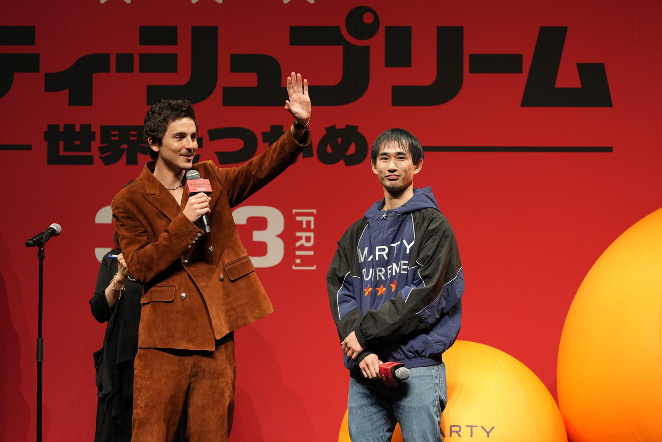 映画「マーティ・シュプリーム　世界をつかめ」ジャパンプレミアイベントに臨むティモシー・シャラメ。右は川口功人（撮影・小沢裕）