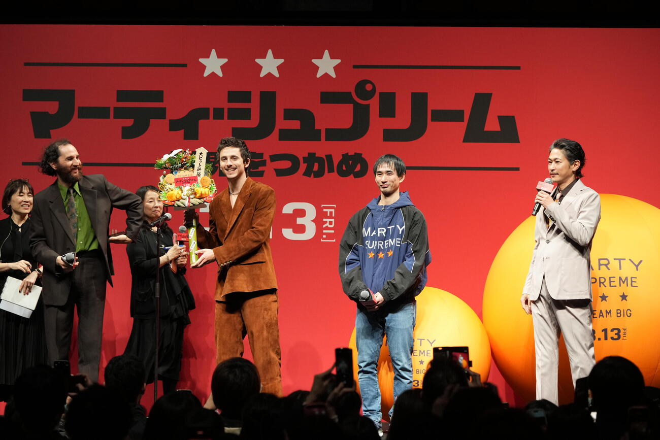 映画「マーティ・シュプリーム　世界をつかめ」ジャパンプレミアイベントに臨む、左からジョシュ・サフディ監督、ティモシー・シャラメ、川口功人、スペシャルゲストの窪塚洋介＝2026年3月5日