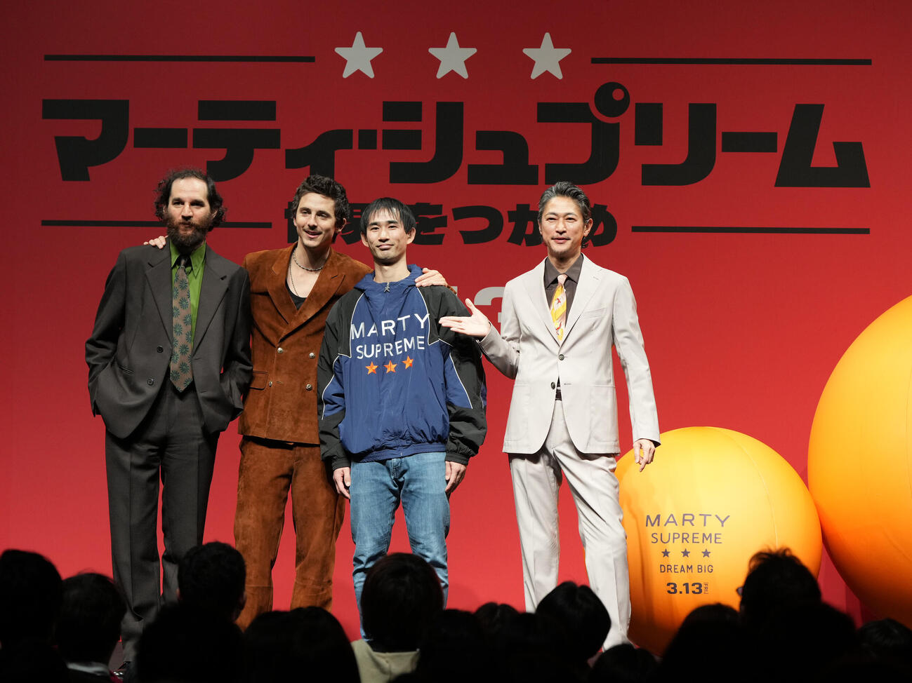映画「マーティ・シュプリーム　世界をつかめ」ジャパンプレミアイベントに臨む、左からジョシュ・サフディ監督、ティモシー・シャラメ、デフ卓球の川口功人、スペシャルゲストの窪塚洋介（撮影・小沢裕）