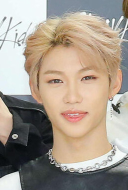 フォトセッションで写真に納まるStray Kids。前列左からハン、バンチャン、フィリックス、ヒョンジン、後列左からチャンビン、アイエン、リノ、スンミン（撮影・河田真司）