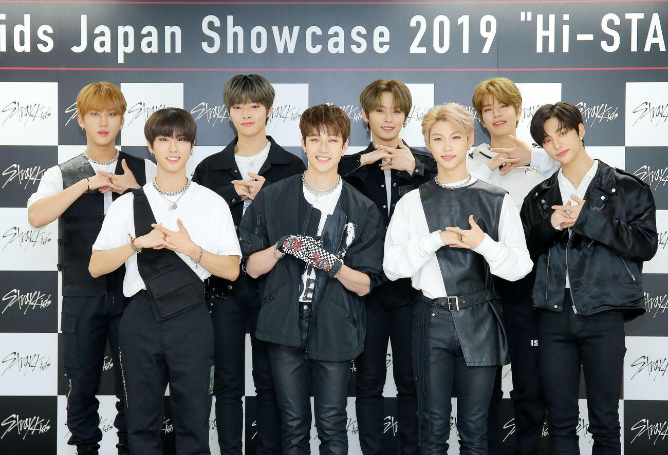Stray Kids。前列左からハン、バンチャン、フィリックス、ヒョンジン、後列左からチャンビン、アイエン、リノ、スンミン（2019年撮影）