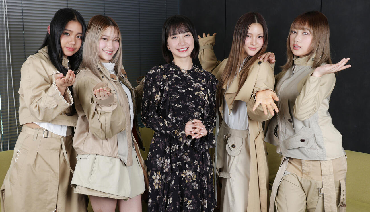 MV完成の喜びを語る主演の藤﨑ゆみあ（中央）と美麗。左からCocomi、Emi、1人おいてMichelle、Hinata（撮影・中島郁夫）
