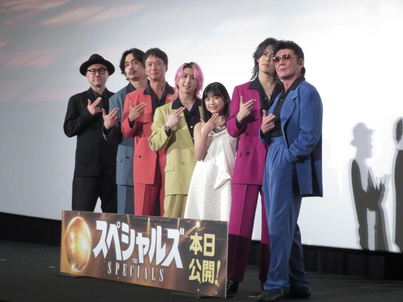 映画「スペシャルズ」初日舞台あいさつに登壇した（左から）内田英治監督、青柳翔、椎名桔平、Snow Man佐久間大介、羽楽、中本悠太、小沢仁志