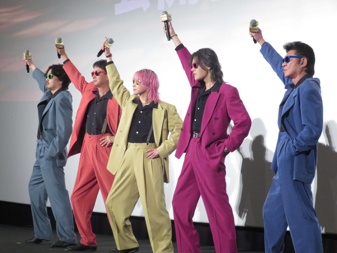 映画「スペシャルズ」初日舞台あいさつに登壇したSnow Man佐久間大介（中央）ら