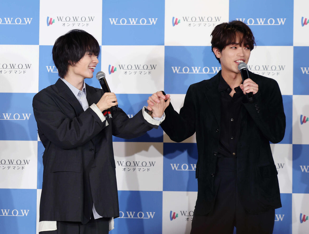 完成報告会で笑顔で手をつなぐ大西流星（左）と原嘉孝（撮影・増田悦実）