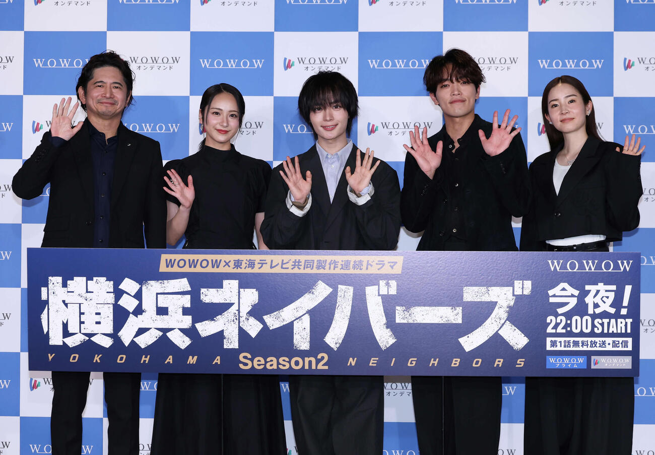 完成報告会に登壇し笑顔で手を振る左から萩原聖人、平祐奈、大西流星、原嘉孝、蓮佛美沙子（撮影・増田悦実）