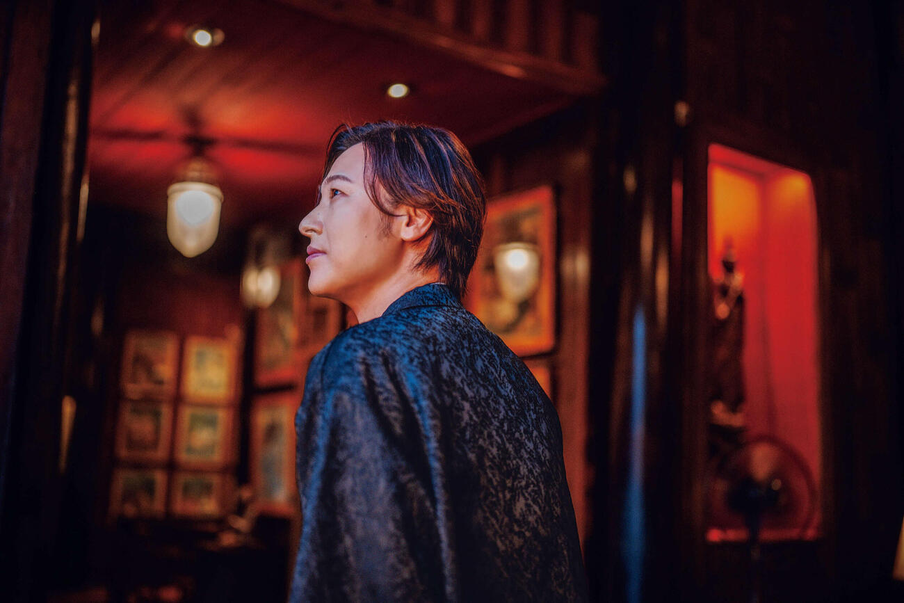 山内惠介デビュー25周年記念写真集「River Yamauchi Keisuke」収録カット　撮影・本間寛（「River Yamauchi Keisuke」主婦の友社より）