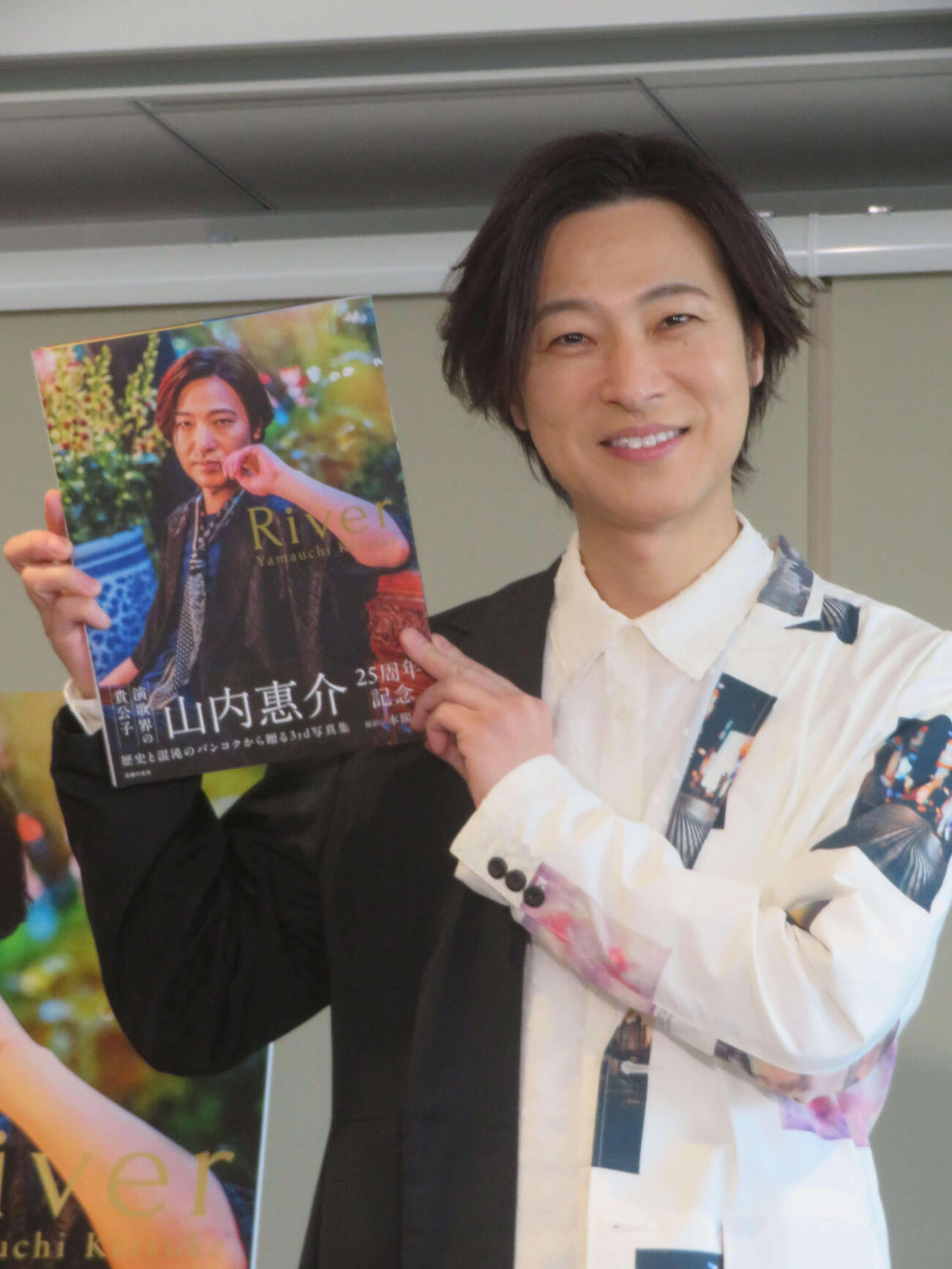 デビュー25周年記念写真集「River Yamauchi Keisuke」発売記念イベントに出席した山内惠介（撮影・川田和博）