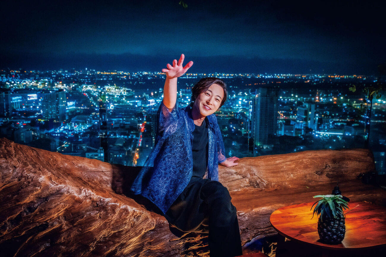 山内惠介デビュー25周年記念写真集「River Yamauchi Keisuke」収録カット　撮影・本間寛（「River Yamauchi Keisuke」主婦の友社より）