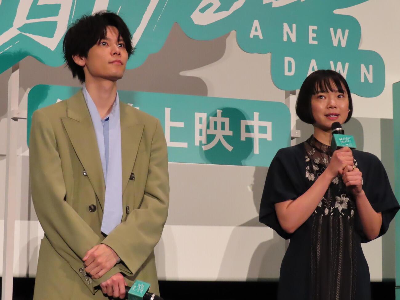 映画「花緑青が明ける日に」公開記念舞台あいさつに登壇した萩原利久（左）と古川琴音
