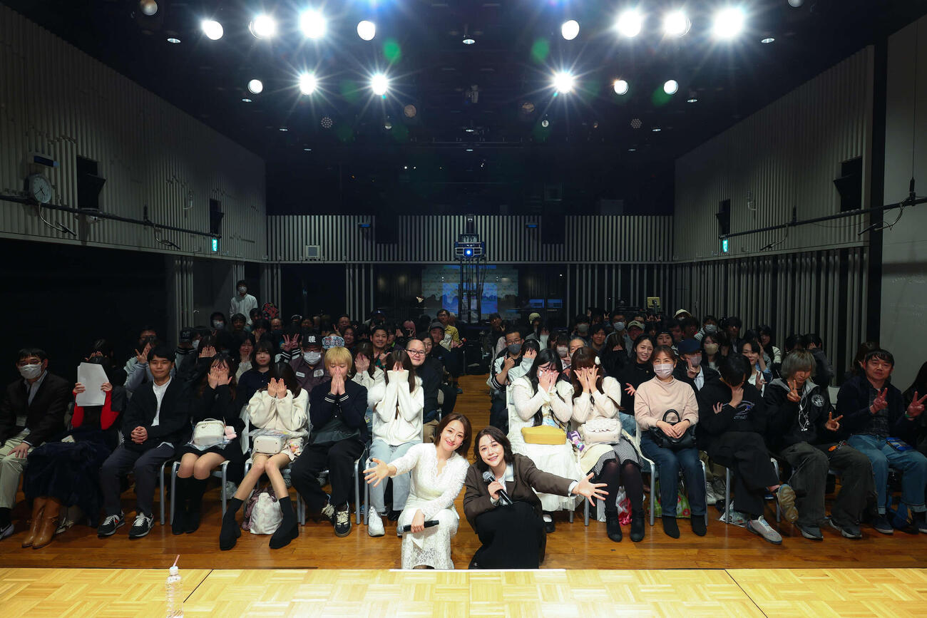 ニッポン放送「大沢あかねLUCKY7」公開収録を行った大沢あかね（左）とゲスト出演した村重杏奈