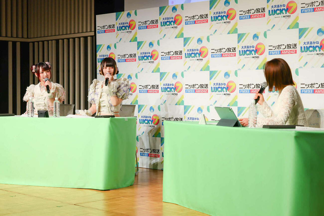 ニッポン放送「大沢あかねLUCKY7」公開収録を行った大沢あかね（右）とゲスト出演したきゅるりんてしてみてチバゆな（左）環やな（中央）