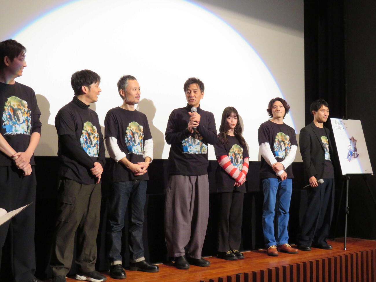映画「津田寛治に撮休はない」第2弾先行上映舞台あいさつに登壇した、左から園山敬介、松林慎司、こばやし元樹、津田寛治、平澤由理、篠田諒、萱野孝幸監督（撮影・村上幸将）