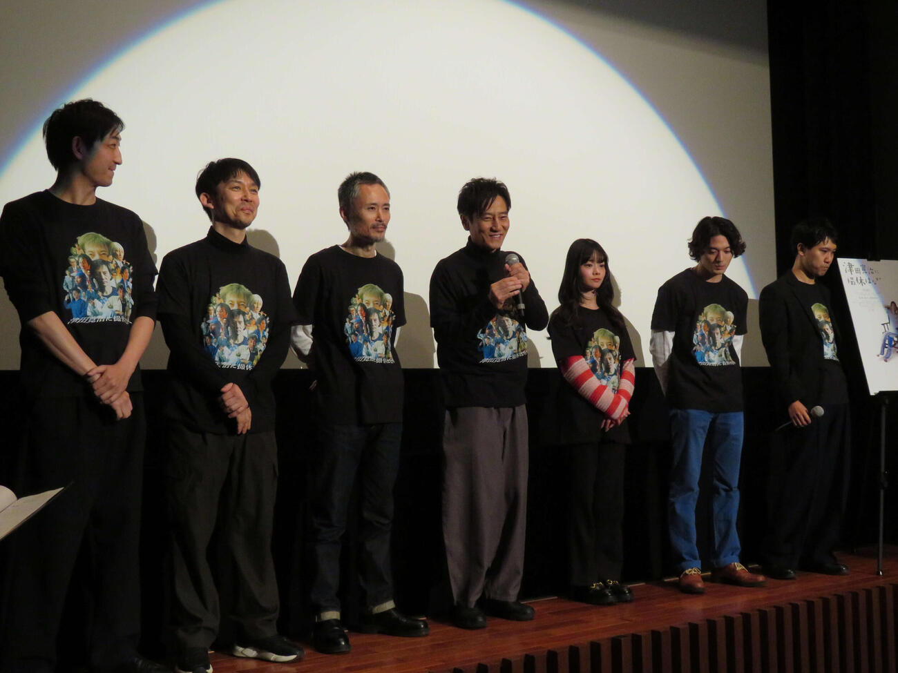 映画「津田寛治に撮休はない」第2弾先行上映舞台あいさつに登壇した、左から園山敬介、松林慎司、こばやし元樹、津田寛治、平澤由理、篠田諒、萱野孝幸監督（撮影・村上幸将）