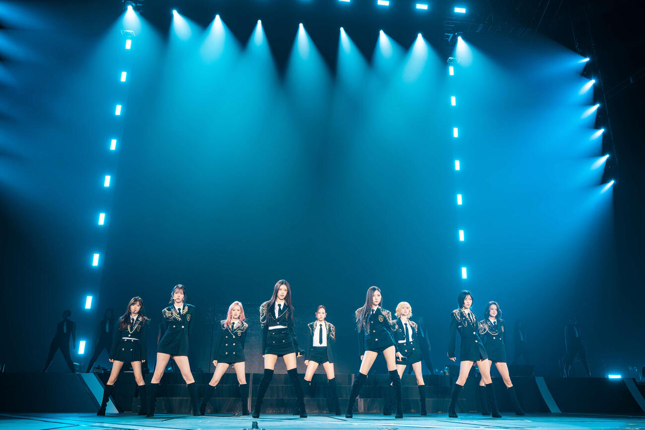 パフォーマンスするNiziU（左から）MIIHI、AYAKA、RIO、RIMA、MAKO、MAYUKA、RIKU、MAYA、NINA（撮影・河村美貴／田中聖太郎写真事務所）