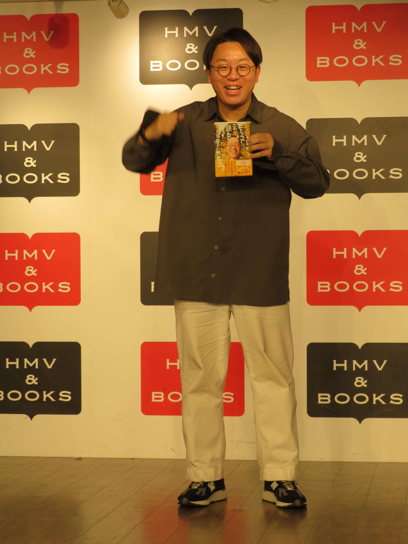 初書籍「正直言わせてもらうでぃ、この本を読んで日々をご機嫌にするほかないやろう」合同取材を開いたママタルト檜原洋平（撮影・村上幸将）