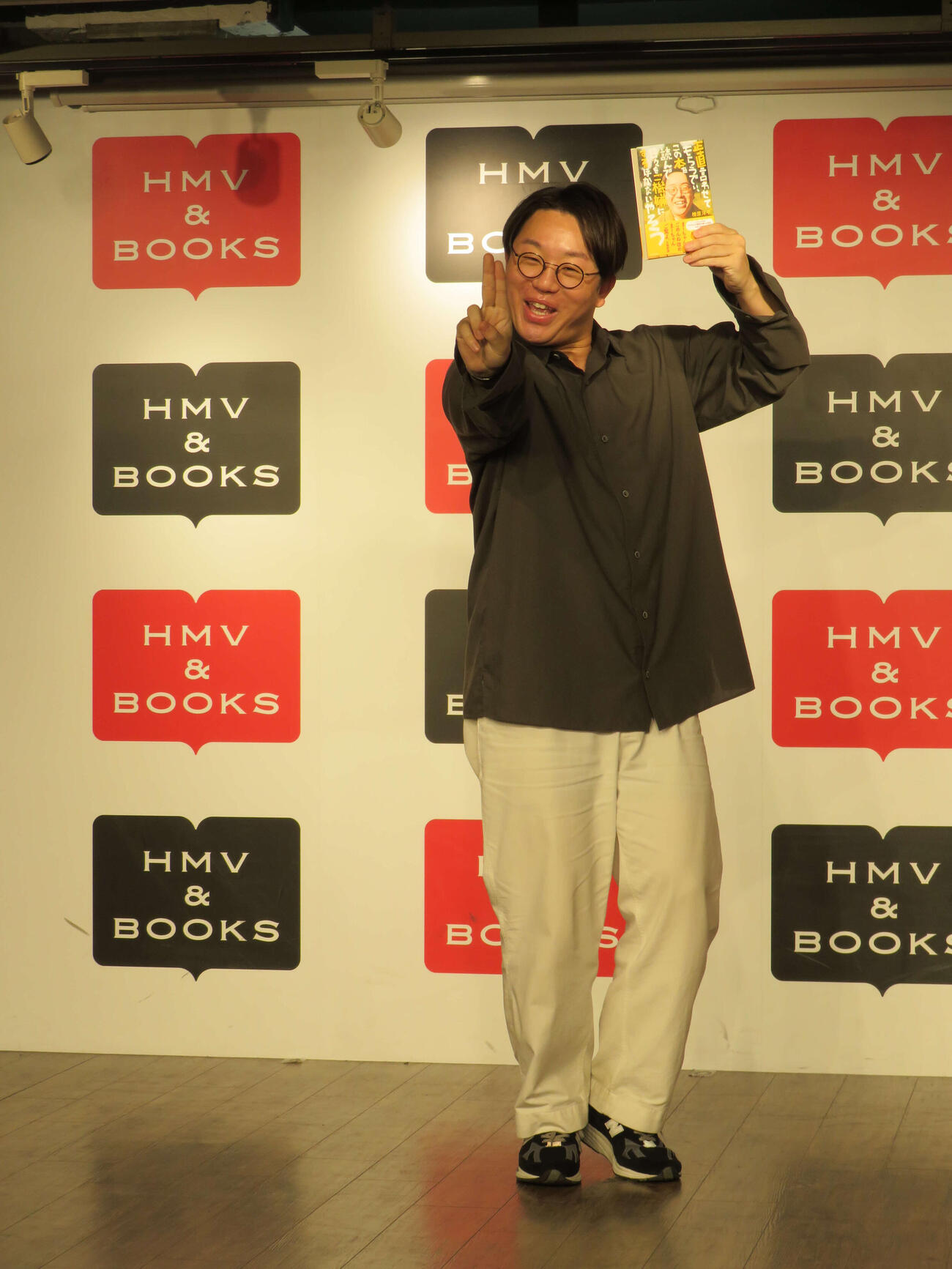 初書籍「正直言わせてもらうでぃ、この本を読んで日々をご機嫌にするほかないやろう」合同取材を開いたママタルト檜原洋平（撮影・村上幸将）