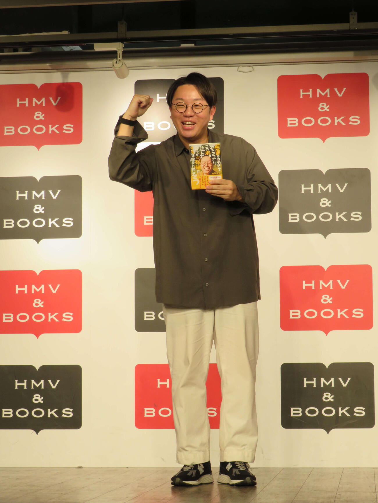 初書籍「正直言わせてもらうでぃ、この本を読んで日々をご機嫌にするほかないやろう」合同取材を開いたママタルト檜原洋平（撮影・村上幸将）