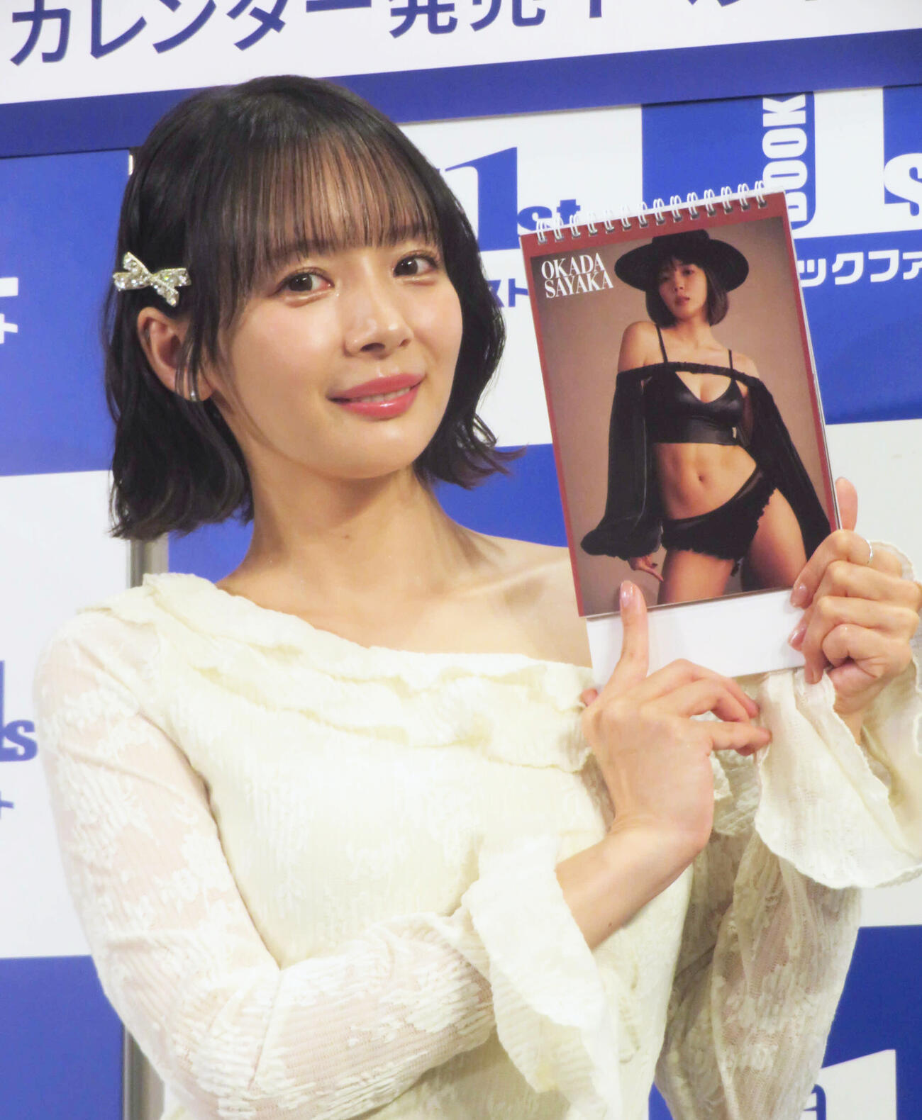 お気に入りのカットを披露する岡田紗佳（撮影・川田和博）