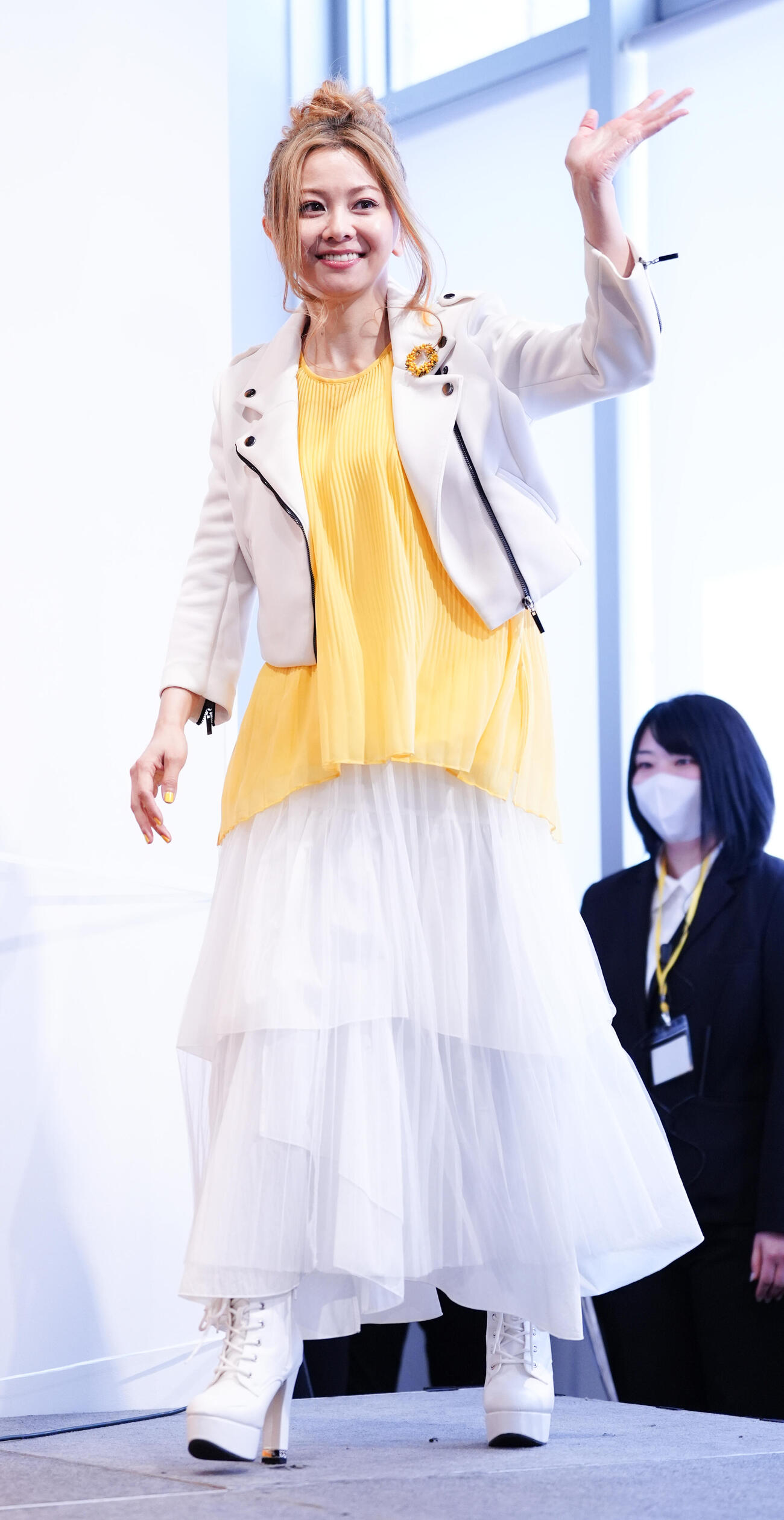 「国際女性デー　HAPPY WOMAN FESTA2026」に登壇し、手を振る倉木麻衣（撮影・鈴木みどり）