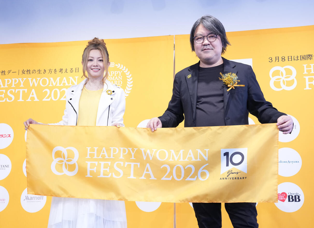 「国際女性デー　HAPPY WOMAN FESTA2026」のフォトセッションで笑顔を見せる倉木麻衣（左）とHAPPY WOMAN実行委員長の小川孔一氏（撮影・鈴木みどり）