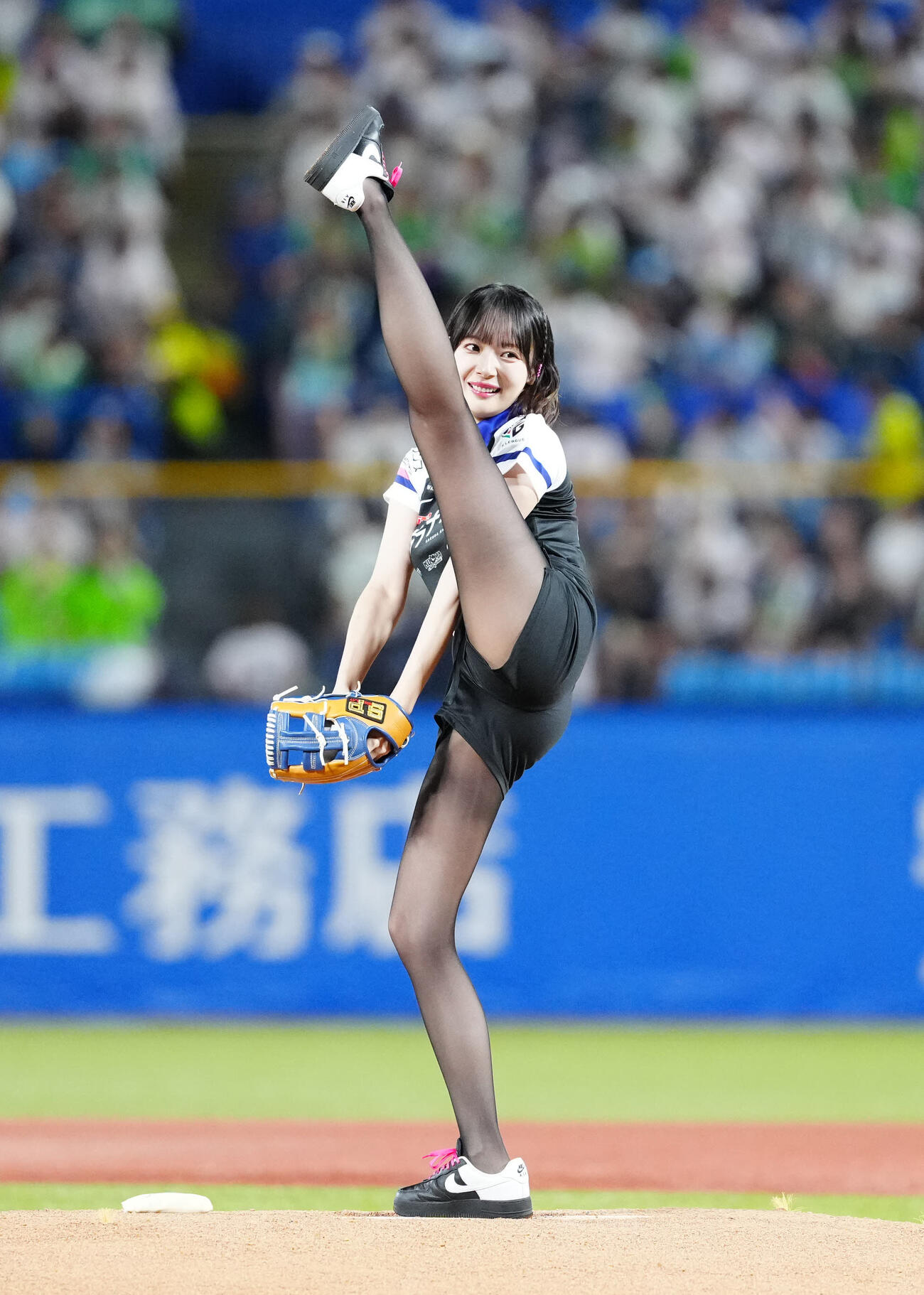 ヤクルト対DeNA　試合前、始球式に臨む岡田紗佳（2025年9月撮影）